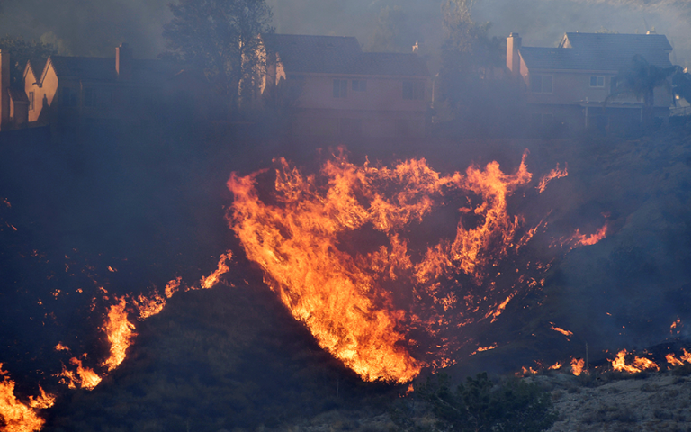 Πυρκαγιές σαρώνουν τη νότια Καλιφόρνια – 50.000 άνθρωποι εγκατέλειψαν τις εστίες τους