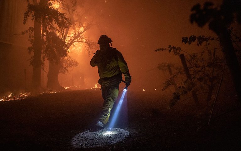 Μαίνεται η πυρκαγιά στην Καλιφόρνια – 180.000 πολίτες κλήθηκαν να εγκαταλείψουν τα σπίτια τους