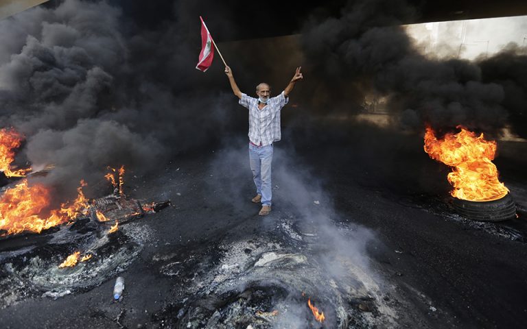 Οικονομική κρίση και λιτότητα στον Λίβανο – Φωτιές και οδοφράγματα στους δρόμους (φωτογραφίες)