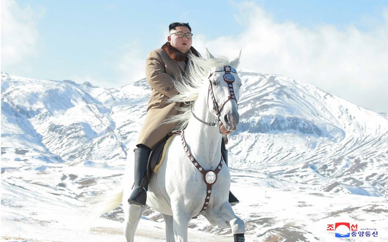 Έφιππη, ηγετική φωτογράφηση του Κιμ Γιουνγκ Ουν στα χιόνια