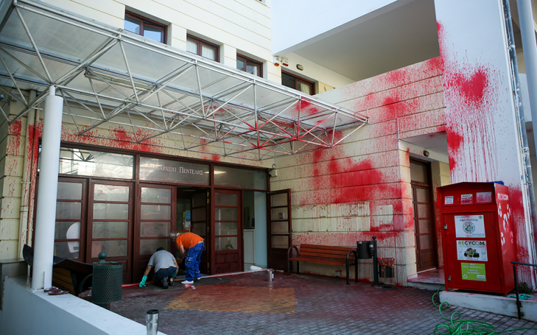 Επίθεση με μπογιές στο δημαρχείο Πεντέλης (φωτογραφίες)