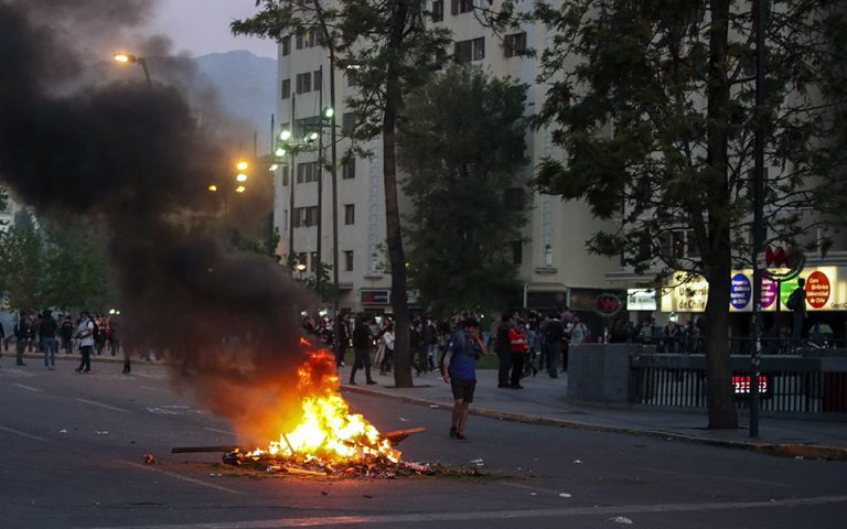 Ταραχές στο Σαντιάγο λόγω αύξησης στην τιμή εισιτηρίου του μετρό