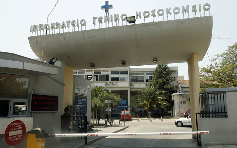 Θεσσαλονίκη: Νοσηλευόμενο σε θερμοκοιτίδα το βρέφος που βρέθηκε εγκαταλελειμμένο στην είσοδο πολυκατοικίας