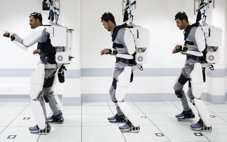 Παράλυτος άνδρας περπατά ξανά με τη βοήθεια ρομποτικού εξωσκελετού, τον οποίο κινεί με τη σκέψη του (βίντεο)
