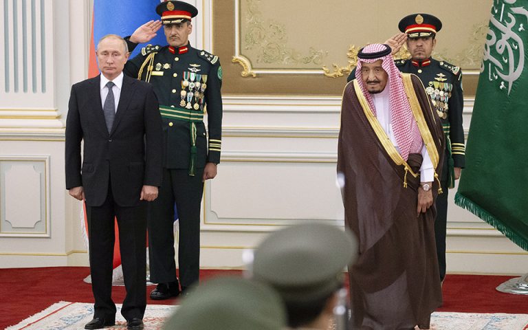Στη Σαουδική Αραβία για πρώτη φορά από το 2007 ο Πούτιν – Μεγαλειώδης υποδοχή με κανονιοβολισμούς (βίντεο)