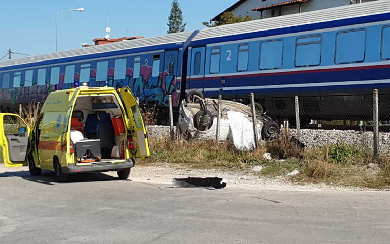 Σύγκρουση τρένου με αυτοκίνητο στα Τρίκαλα – Νεκρή η οδηγός (φωτογραφίες-βίντεο)