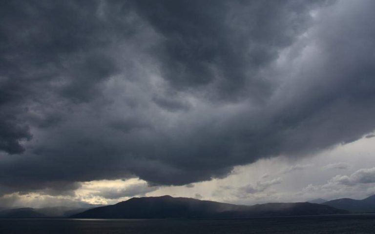 Καιρός: Βροχές και καταιγίδες στη βόρεια Ελλάδα, πτώση της θερμοκρασίας