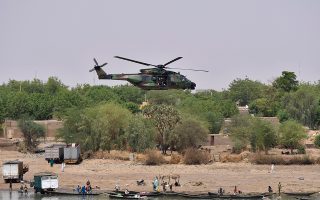 Στρατιωτικό ελικόπτερο μεταφέρει τον Εμανουέλ Μακρόν στην περιοχή του Σαχέλ, το 2017.