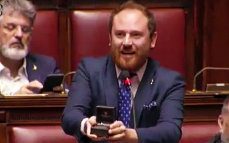 Γάμος α λα ιταλικά, με πρόταση στη Βουλή (βίντεο)