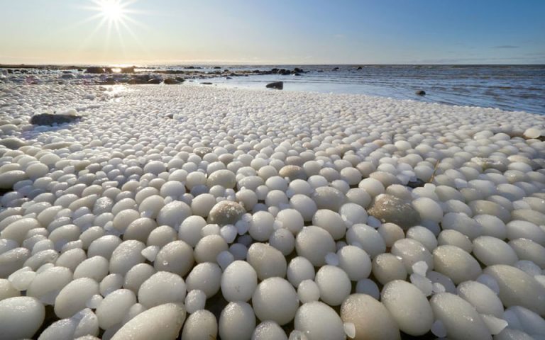 Φινλανδία: Σπάνιο καιρικό φαινόμενο με «παγωμένα αυγά» να καλύπτουν παραλία