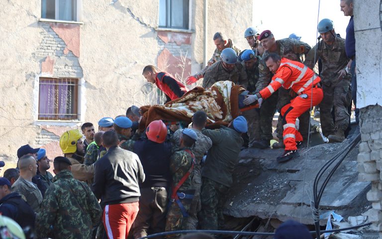 Αλβανία: Ζωντανός ανασύρθηκε άνδρας από τα ερείπια κτιρίου (φωτογραφίες)