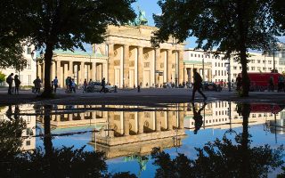 Η Πύλη του Βρανδεμβούργου αποτελεί ιστορικό τοπόσημο και σημείο αναφοράς για τους επισκέπτες του Βερολίνου. © AP Photo/Gero Breloer