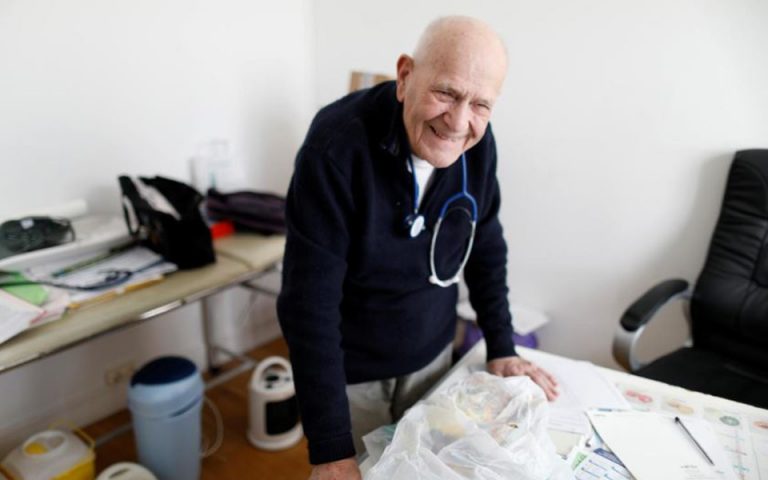 Γιατρός 98 ετών στη Γαλλία αρνείται να βγει στη σύνταξη