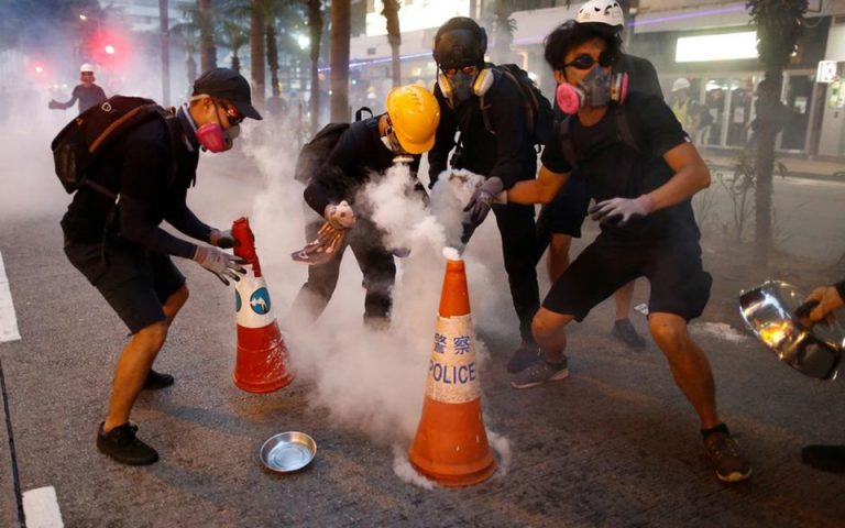 Μέσα από τους υπονόμους το «σκάνε» από το Πολυτεχνείο οι διαδηλωτές στο Χονγκ Κονγκ