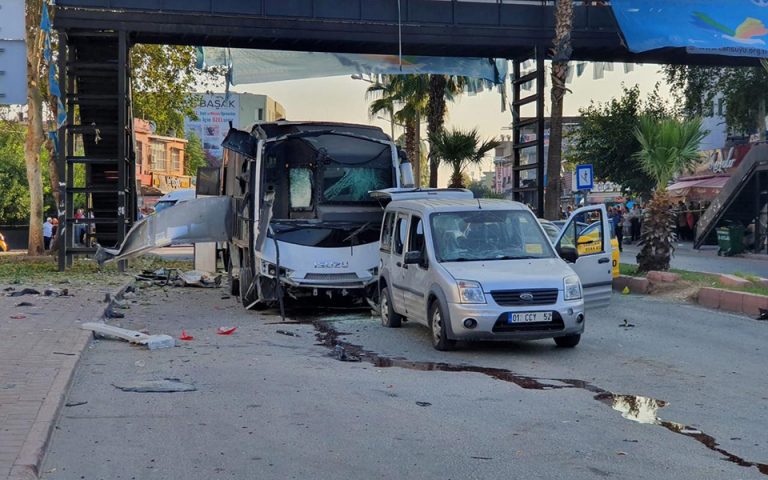 Συναγερμός στην Κωνσταντινούπολη: Λεωφορείο έπεσε πάνω σε πεζούς