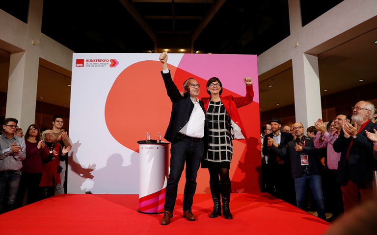 Γερμανία: Ο Νόρμπερτ Βάλτερ – Μπόργιανς και η Σάσκια Εσκεν η νέα ηγεσία του SPD