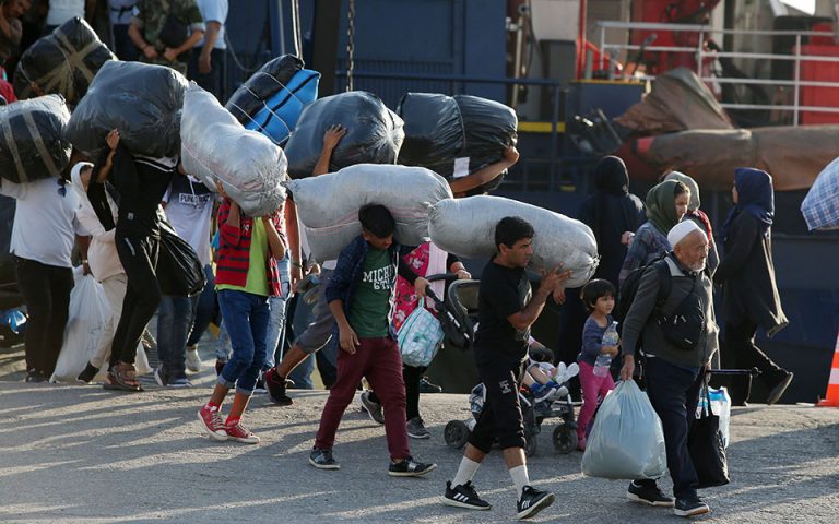 Στο λιμάνι του Πειραιά 61 μετανάστες και πρόσφυγες από νησιά του Αιγαίου