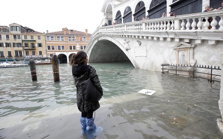 Ανυπολόγιστες καταστροφές και ένας νεκρός από τη «βιβλική» πλημμύρα στη Βενετία (φωτογραφίες)