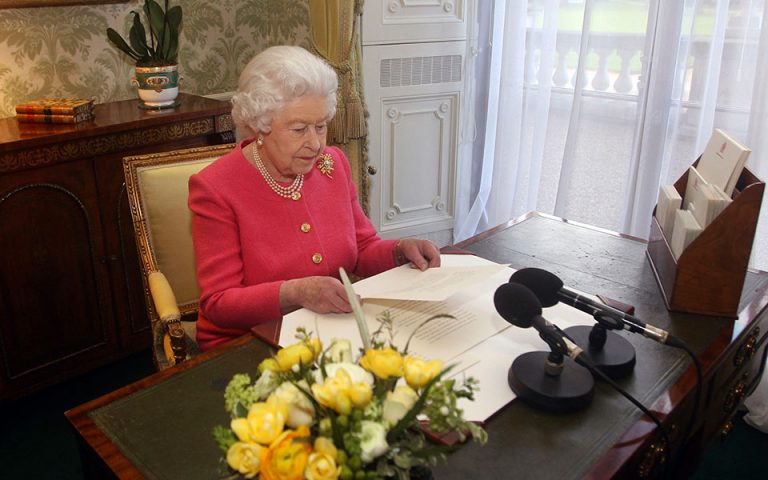 Βρετανία: Η βασίλισσα Ελισάβετ εγκαταλείπει επίσημα την αληθινή γούνα