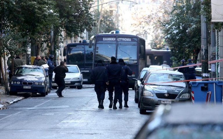 Μεγάλη επιχείρηση της Αντιτρομοκρατικής – Βρέθηκε γιάφκα με καλάσνικοφ, χειροβομβίδες και εκρηκτικά -Τρεις συλλήψεις, 15 προσαγωγές