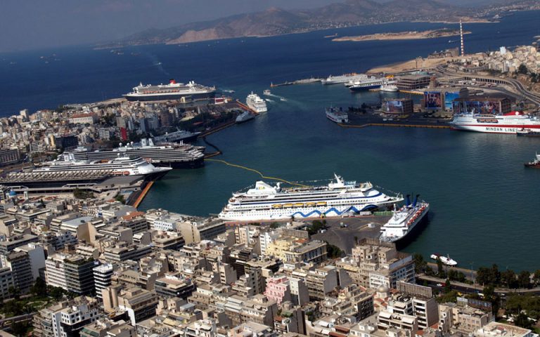 Πτώση ΙΧ στο λιμάνι του Πειραιά – Σώος ο 61χρονος οδηγός