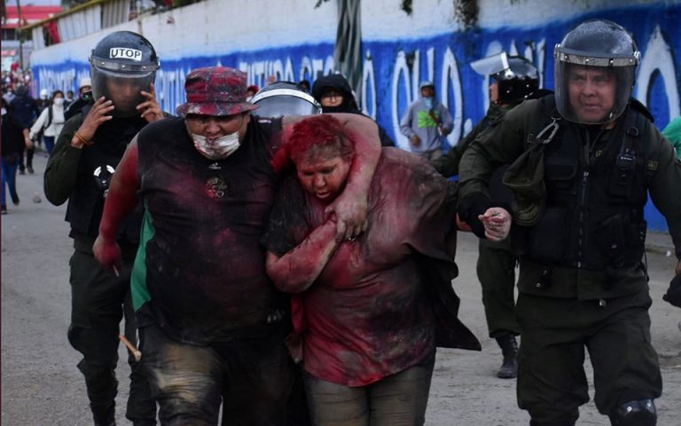 Βολιβία: Διαπόμπευση δημάρχου από διαδηλωτές – την έλουσαν με κόκκινη μπογιά και της έκοψαν τα μαλλιά