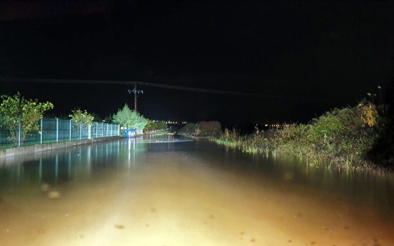 Έντονα πλημμυρικά φαινόμενα έπληξαν τη νύχτα την Καβάλα (φωτογραφίες)