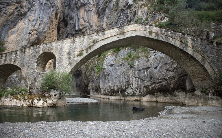 Το επιβλητικό γεφύρι της Πορτίτσας στα Γρεβενά (φωτογραφίες)