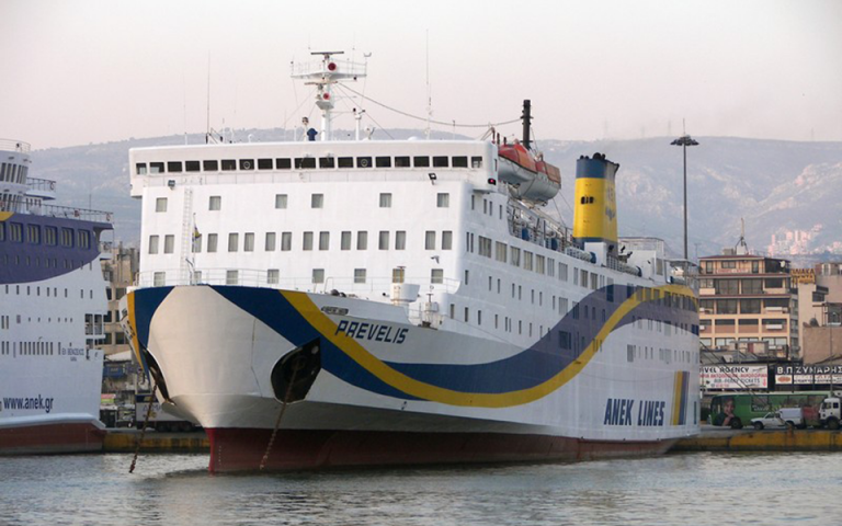 Πρόσκρουση επιβατηγού πλοίου στο λιμάνι της Κάσου
