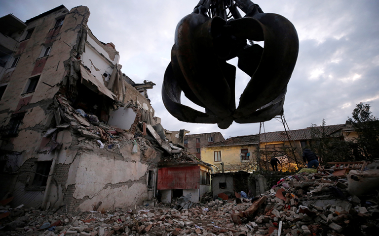 Σεισμός στην Αλβανία: Η ΕΜΑΚ διέσωσε δύο ανθρώπους