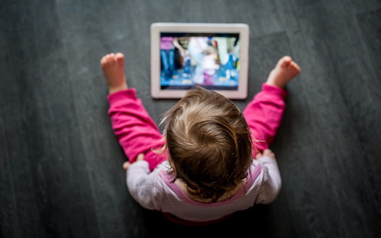 Ερευνα: Τα παιδιά ενός έτους περνούν μια ώρα την ημέρα μπροστά από μία οθόνη