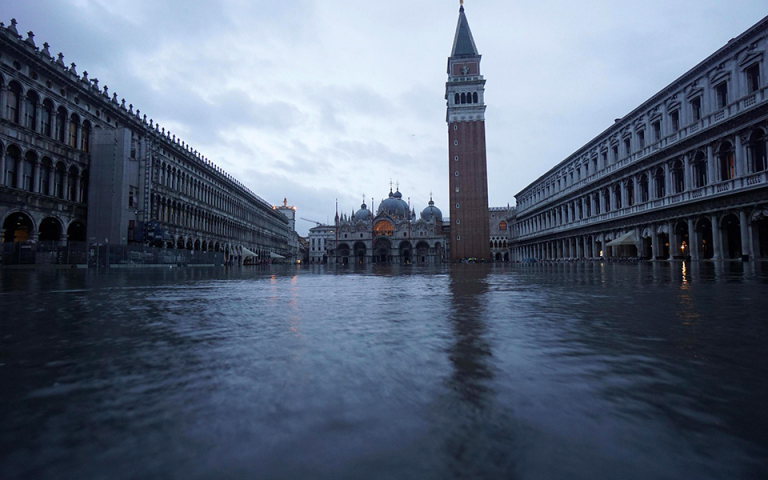 Σφοδρές βροχοπτώσεις στη βόρεια Ιταλία – Ξανά κάτω από το νερό η Βενετία (φωτογραφίες)