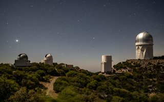 Tο φασματοσκόπιο σκοτεινής ενέργειας (Desi) έχει εφαρμοστεί στο τηλεσκόπιο Μαγιάλ του αστεροσκοπείου Κιτ Πικ της Αριζόνας. Σε ιδανικές συνθήκες μπορεί να μελετά πέντε χιλιάδες γαλαξίες ανά εικοσάλεπτο.