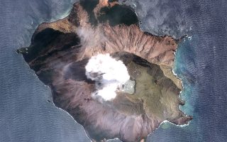 Μια τρύπα στην Γη. Από δορυφόρο η εικόνα μοιάζει ειδυλλιακή αλλά απέχει πολύ, αυτή της έκρηξης του ηφαιστείου Ουακαάρι στην Νέα Ζηλανδία. Satellite image Β© 2018 DigitalGlobe, a Maxar company