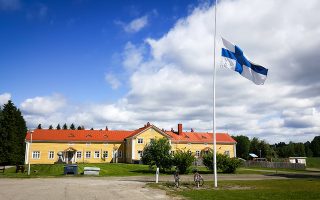 Τα σχολεία της Φινλανδίας είναι ανοιχτοί χώροι, χωρίς αίθουσες με πόρτες που κλείνουν πίσω τους, ανοιχτοί στη συνεργασία των μαθητών και των εκπαιδευτικών, και διαθέτουν εξαιρετικές υποδομές.