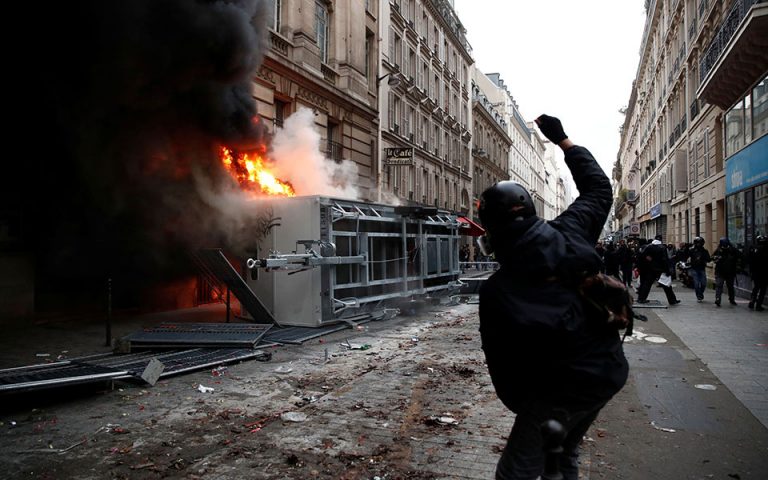 Παρίσι: Επεισόδια και δακρυγόνα στη διαδήλωση κατά του νέου συνταξιοδοτικού
