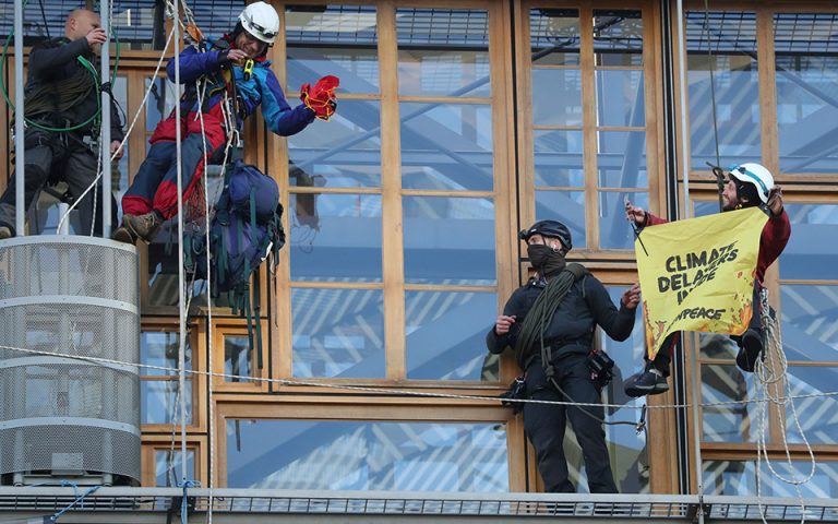 Βρυξέλλες: Αστυνομικοί σκαρφάλωσαν σε κτίριο για να συλλάβουν ακτιβιστές (φωτογραφίες)