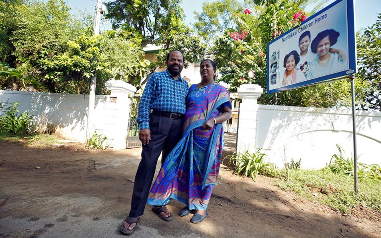Ζευγάρι Ινδών που έχασε τρία παιδιά σε τσουνάμι έκανε το σπίτι του ορφανοτροφείο