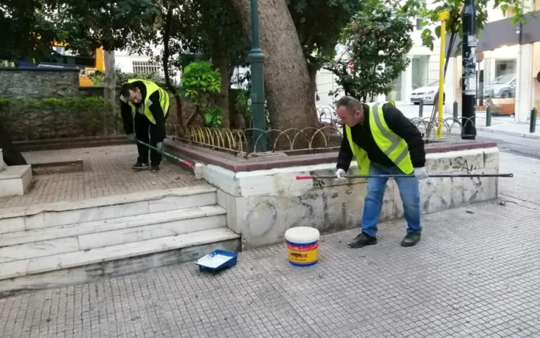 Επιχείρηση καθαρισμού στην πλατεία του Αγίου Διονυσίου Αρεοπαγίτου από τον Δήμο Αθηναίων