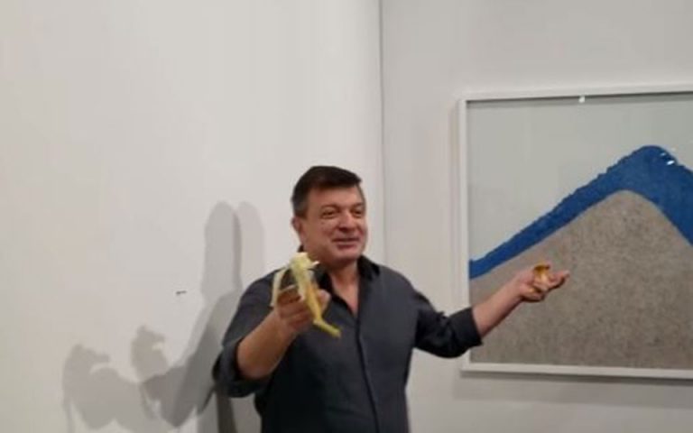 Καλλιτέχνης έφαγε τη μπανάνα 120.000 δολαρίων του Μαουρίτσιο Κατελάν (βίντεο)