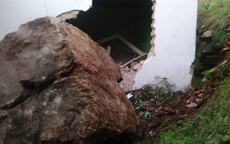 Βράχος αποκολλήθηκε από βουνό και κατέστρεψε σπίτι στην Αρτα (φωτογραφίες)
