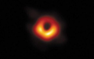 Η τεράστια μαύρη τρύπα που φωτογραφήθηκε, βρίσκεται στο κέντρο του γαλαξία Messier 87 (M87), σε απόσταση σχεδόν 55 εκατομμυρίων ετών φωτός από τη Γη
