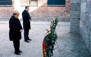 Η καγκελάριος Μέρκελ και ο Πολωνός πρωθυπουργός Μοραβιέκι καταθέτουν στεφάνια στο μνημείο του Αουσβιτς, στο Οσβιέτσιμ της Πολωνίας.