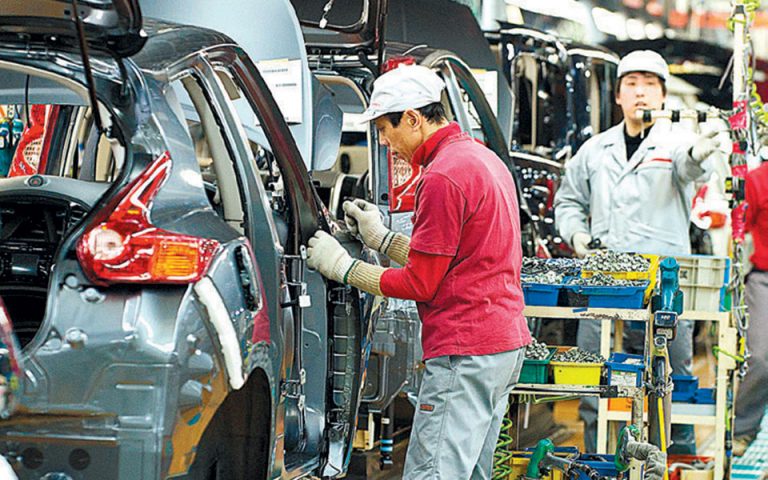 Περικοπές δαπανών στη Nissan λόγω μείωσης κερδών