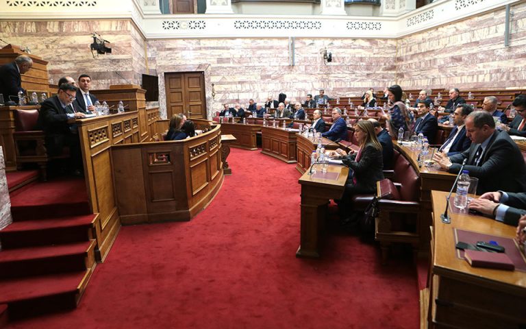 Βουλή: Αντιπαράθεση κυβέρνησης – ΣΥΡΙΖΑ για τα επεισόδια της 6ης Δεκεμβρίου