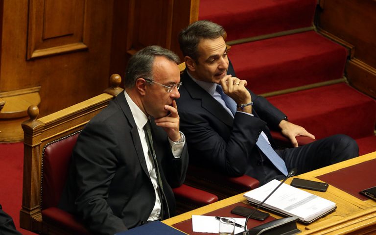 Βουλή – Προϋπολογισμός: Με «ρεαλιστική αισιοδοξία» απαντά η κυβέρνηση στην αντιπολίτευση
