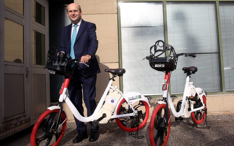 Ηλεκτρικά αυτοκίνητα και ποδήλατα στο υπουργείο Περιβάλλοντος και Ενέργειας