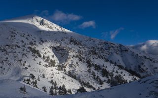 Η κορυφή του Σμόλικα είναι καλυμμένη με χιόνι. Ο Σμόλικας είναι το δεύτερο ψηλότερο βουνό στην Ελλάδα μετά τον Όλυμπο με υψόμετρο 2637 μέτρα και ανήκει στην οροσειρά της Πίνδου, Πέμπτη 26 Δεκεμβρίου 2019. ΑΠΕ-ΜΠΕ/ΑΠΕ-ΜΠΕ/ΔΗΜΗΤΡΗΣ ΤΟΣΙΔΗΣ