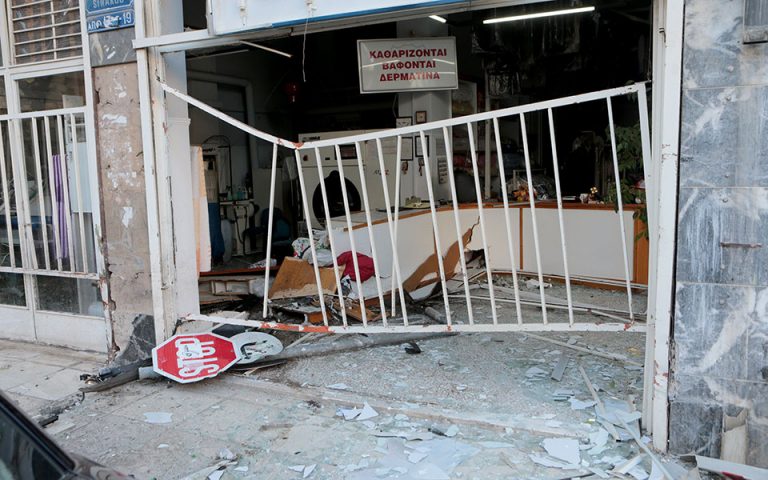 ΙΧ παρέσυρε τρία οχήματα και «καρφώθηκε» σε κατάστημα στον Κολωνό (φωτογραφίες)