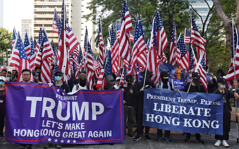 Με αμερικανικές σημαίες οι διαδηλωτές στο Χονγκ Κονγκ – Δακρυγόνα από την αστυνομία